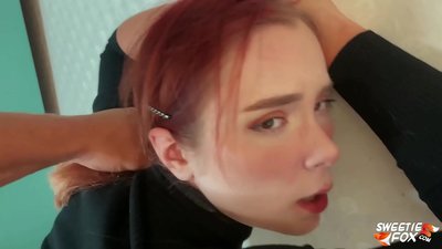 Hombre follado en la boca y coño obediente pelirroja skimpy y cum on tits