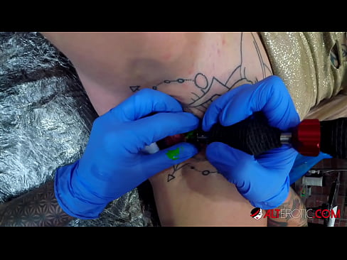 ❤️ Extremadamente tatuado hottie Sully Savage consiguió un tatuaje en su clítoris ❤ Putas en es.watchhentai.ru ❌️